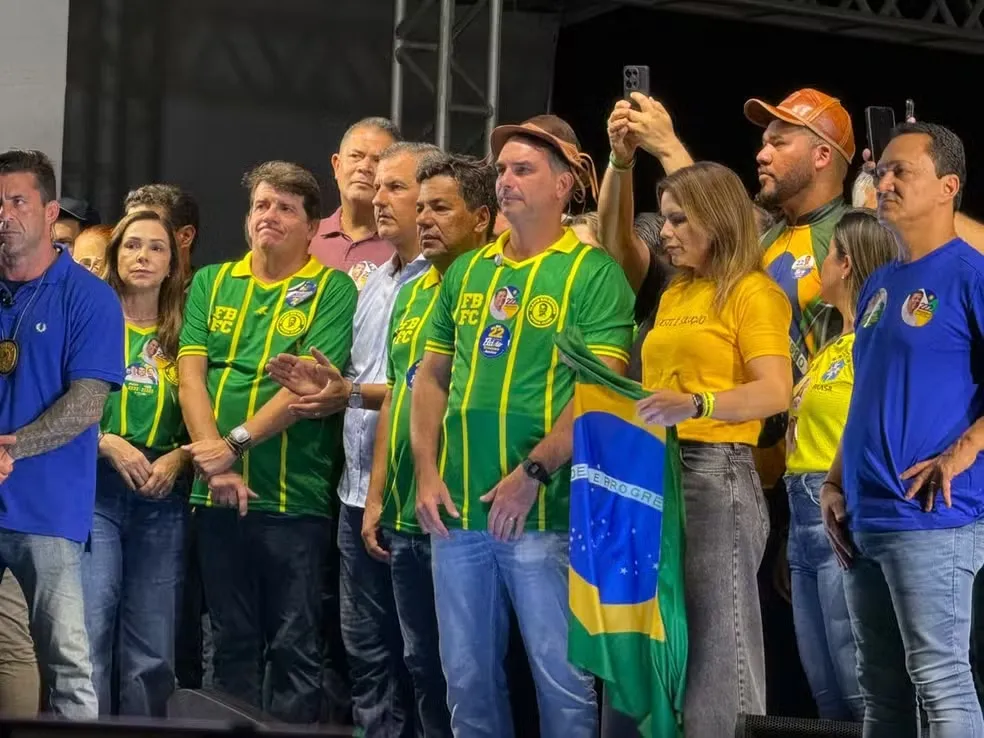 Flávio Bolsonaro discursa no Recife contra Lula e ministros do STF