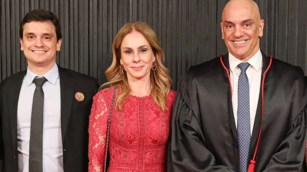 Perfil do filho de Alexandre de Moraes é hackeado e invasores publicam suposta reserva de R$ 77 mil no Uruguai Perfil do filho de Alexandre de Moraes é hackeado e invasores publicam suposta reserva de R$ 77 mil no Uruguai