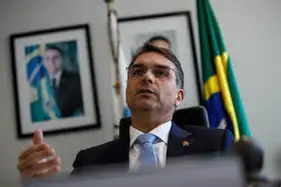 Acusações de ex-sócio de Flávio Bolsonaro entram em cena eleitoral; relatos sobre mulheres, Rolex e STF ainda exigem comprovação independente