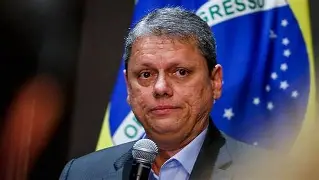 Tarcísio defende investigação sobre Flávio Bolsonaro e diz que tudo precisa ser passado a limpo