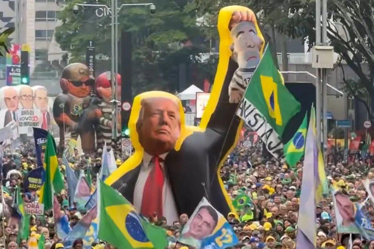 Flávio Bolsonaro transforma Paulista em palco contra Moraes e Lula, com recado eleitoral e símbolos de confronto