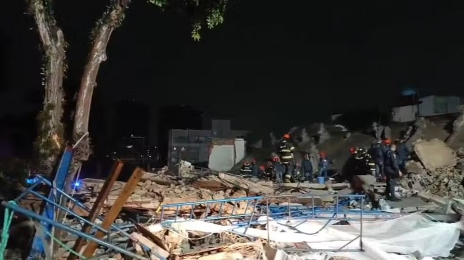 Prédio em construção desaba sobre casa na Penha e deixa seis mortos em São Paulo