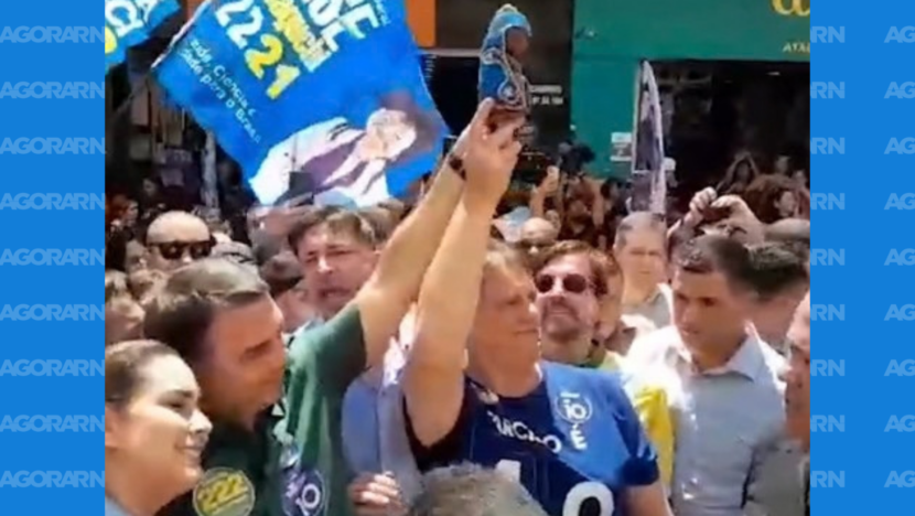 Flávio e Tarcísio erguem imagem de Nossa Senhora Aparecida em ato em São Paulo
