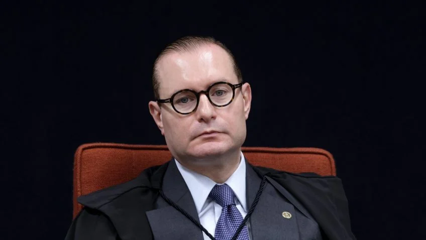 Celular de Vorcaro chega a Zanin e Moraes às vésperas do julgamento: transparência ou blindagem no STF? Celular de Vorcaro chega a Zanin e Moraes às vésperas do julgamento: transparência ou blindagem no STF?