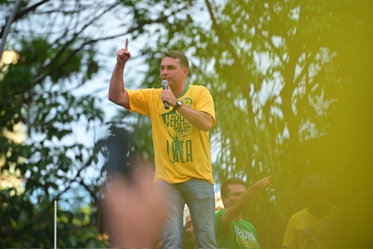 Flávio Bolsonaro confirma presença no debate da Globo mesmo sem Lula