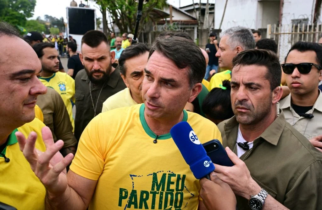 Pesquisa Real Time Big Data aponta Flávio Bolsonaro à frente de Lula no Paraná Pesquisa Real Time Big Data aponta Flávio Bolsonaro à frente de Lula no Paraná