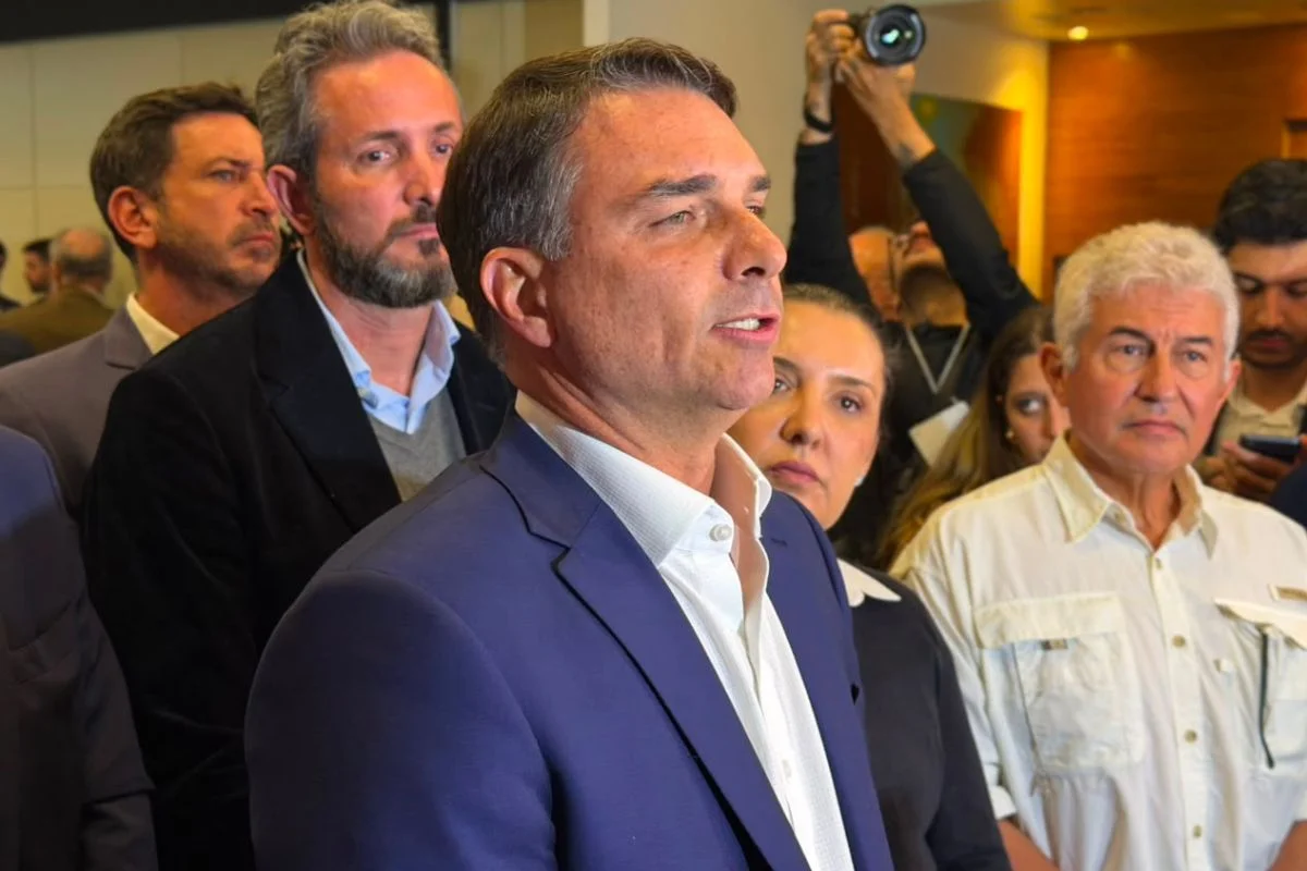 Flávio Bolsonaro chama decisão de Flávio Dino de “canetada” e cobra atuação de Fachin para conter crise na PF