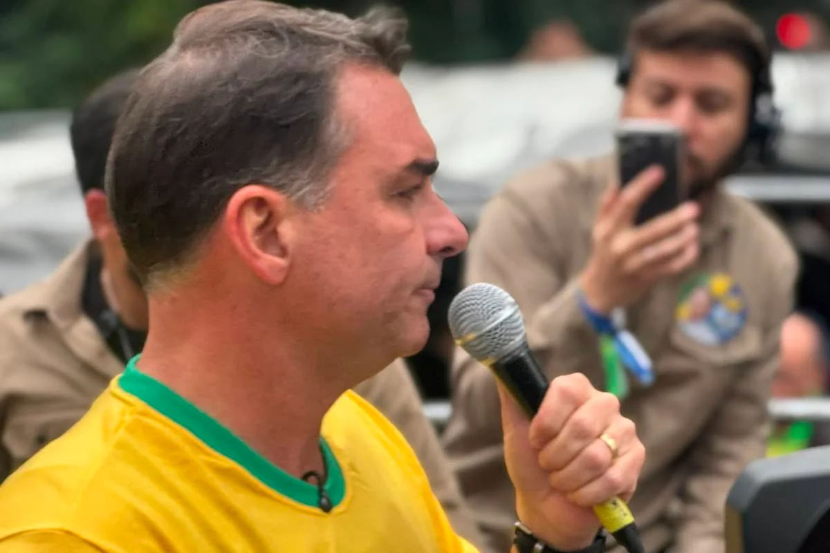 “SANTA CATARINA NÃO É UM ESTADO DE FASCISTAS”, DECLARA FLÁVIO BOLSONARO EM JOINVILLE E DEFENDE O POVO CATARINENSE “SANTA CATARINA NÃO É UM ESTADO DE FASCISTAS”, DECLARA FLÁVIO BOLSONARO EM JOINVILLE E DEFENDE O POVO CATARINENSE