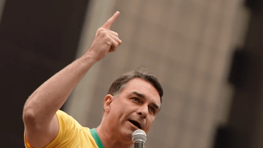 Flávio Bolsonaro promete acabar com “consórcio Lula-Moraes” e fala em “terceira facada” durante ato na Paulista