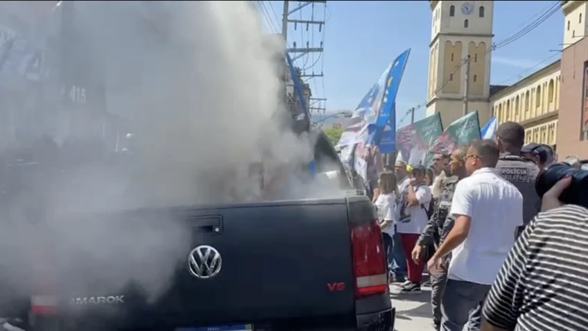Carro usado em ato de Tarcísio e Flávio pega fogo durante ato de campanha em São Paulo Carro usado em ato de Tarcísio e Flávio pega fogo durante ato de campanha em São Paulo