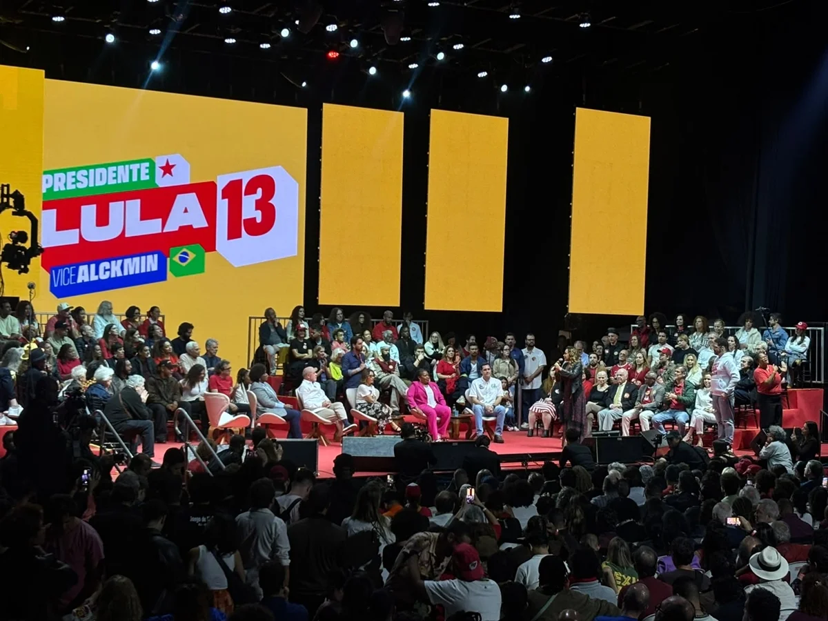 O presidente Luiz Inácio Lula da Silva participou, na noite de quarta-feira (23), de um ato de campanha na Fundição Progresso, na Lapa, no Rio de Janeiro, batizado de “Cultura com Lula”. O presidente Luiz Inácio Lula da Silva participou, na noite de quarta-feira (23), de um ato de campanha na Fundição Progresso, na Lapa, no Rio de Janeiro, batizado de “Cultura com Lula”.