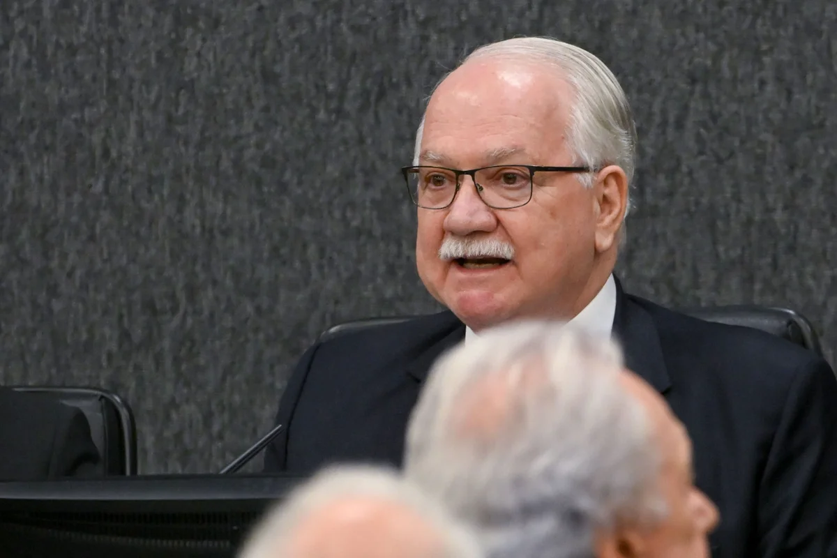 Fachin assume caso Moraes, afasta Mendonça e aumenta disputa pelo celular de Vorcaro Fachin assume caso Moraes, afasta Mendonça e aumenta disputa pelo celular de Vorcaro