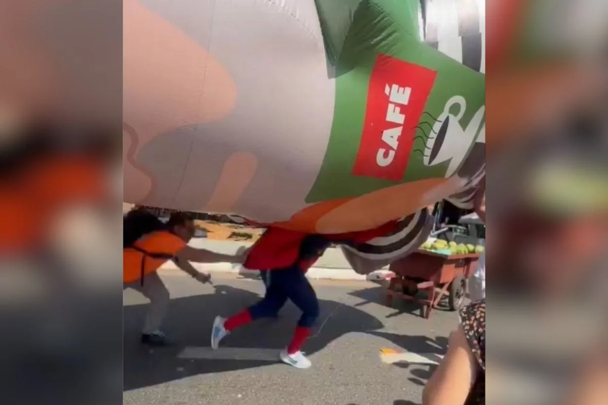 Homem-Aranha do PSOL fura Pixuleco e confusão entre esquerda e direita termina na delegacia na Paulista