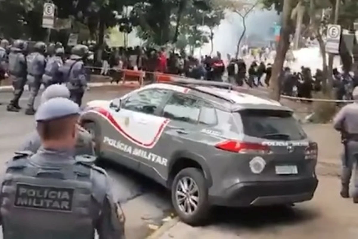 Tensão na Paulista: PM usa gás para dispersar manifestantes antes de ato de Flávio Bolsonaro