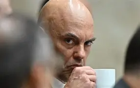 Moraes recua e adia pronunciamento após Fachin retirar relatoria do inquérito das fake news e marcar análise de mensagens de Vorcaro
