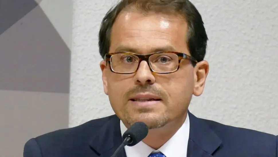 MINISTRO DO TSE INDICADO POR LULA SUSPENDE CAMPANHA DE DELTAN DALLAGNOL; DECISÃO LEVANTA QUESTIONAMENTOS SOBRE IMPARCIALIDADE E TRANSPARÊNCIA