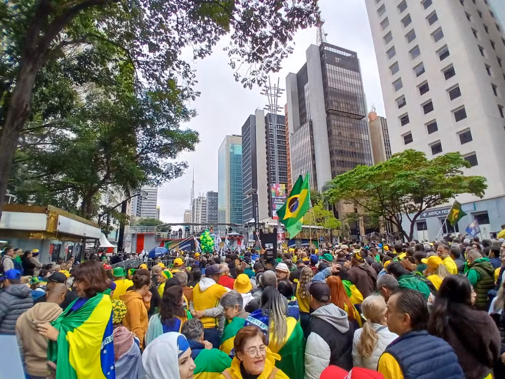 Apoiadores de Flávio Bolsonaro tomam a Paulista em ato contra Lula e Moraes