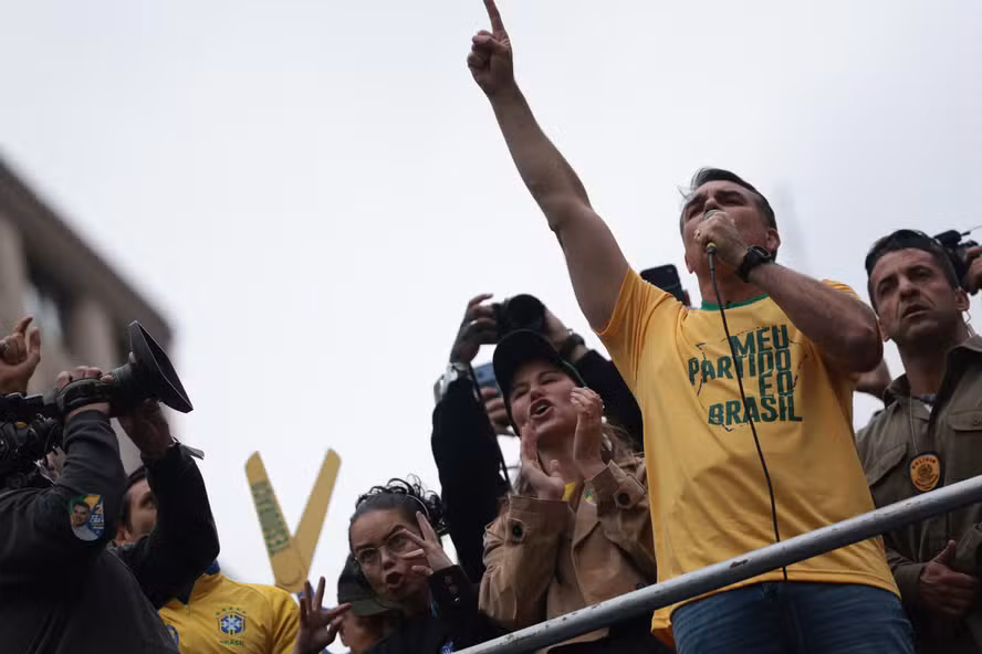 Flávio Bolsonaro pressiona Cármen Lúcia por voto em investigação contra Alexandre de Moraes Flávio Bolsonaro pressiona Cármen Lúcia por voto em investigação contra Alexandre de Moraes