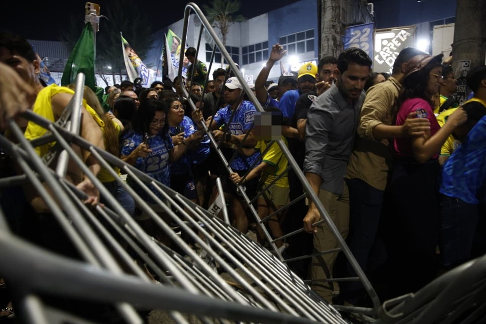 TUMULTO MARCA FIM DE EVENTO DE FLÁVIO BOLSONARO EM FORTALEZA; GRANDE MOVIMENTAÇÃO DE APOIADORES CHAMA ATENÇÃO TUMULTO MARCA FIM DE EVENTO DE FLÁVIO BOLSONARO EM FORTALEZA; GRANDE MOVIMENTAÇÃO DE APOIADORES CHAMA ATENÇÃO