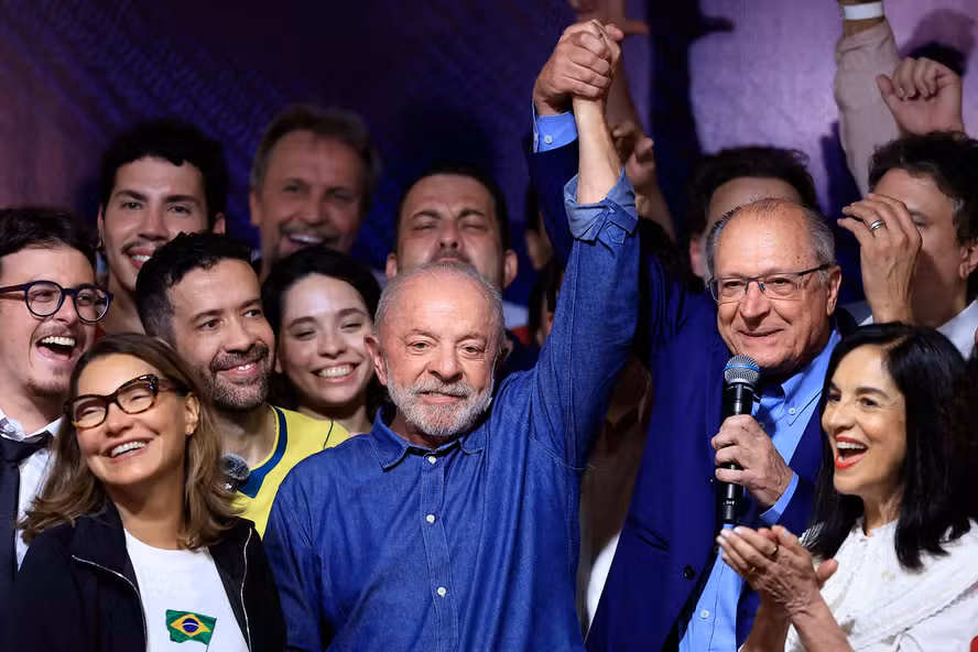 Partidos de centro parabenizam Lula após vitória eleitoral, mas deixam claro que apoio não significa submissão ao PT Partidos de centro parabenizam Lula após vitória eleitoral, mas deixam claro que apoio não significa submissão ao PT