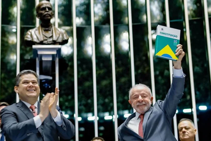 Lula compara fim da escala 6×1 à Constituinte e transforma proposta trabalhista em palanque eleitoral Lula compara fim da escala 6×1 à Constituinte e transforma proposta trabalhista em palanque eleitoral