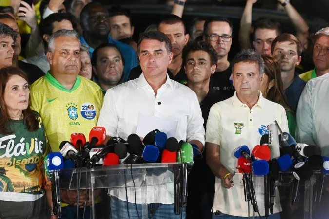 Flávio Bolsonaro contesta eleição, anuncia pedido de anulação e cobra explicações do STF