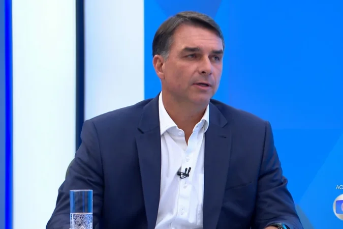Flávio Bolsonaro afirma que respeitará o fim da escala 6×1 se for eleito presidente
