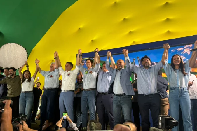 Caiado oficializa apoio a Flávio Bolsonaro no segundo turno