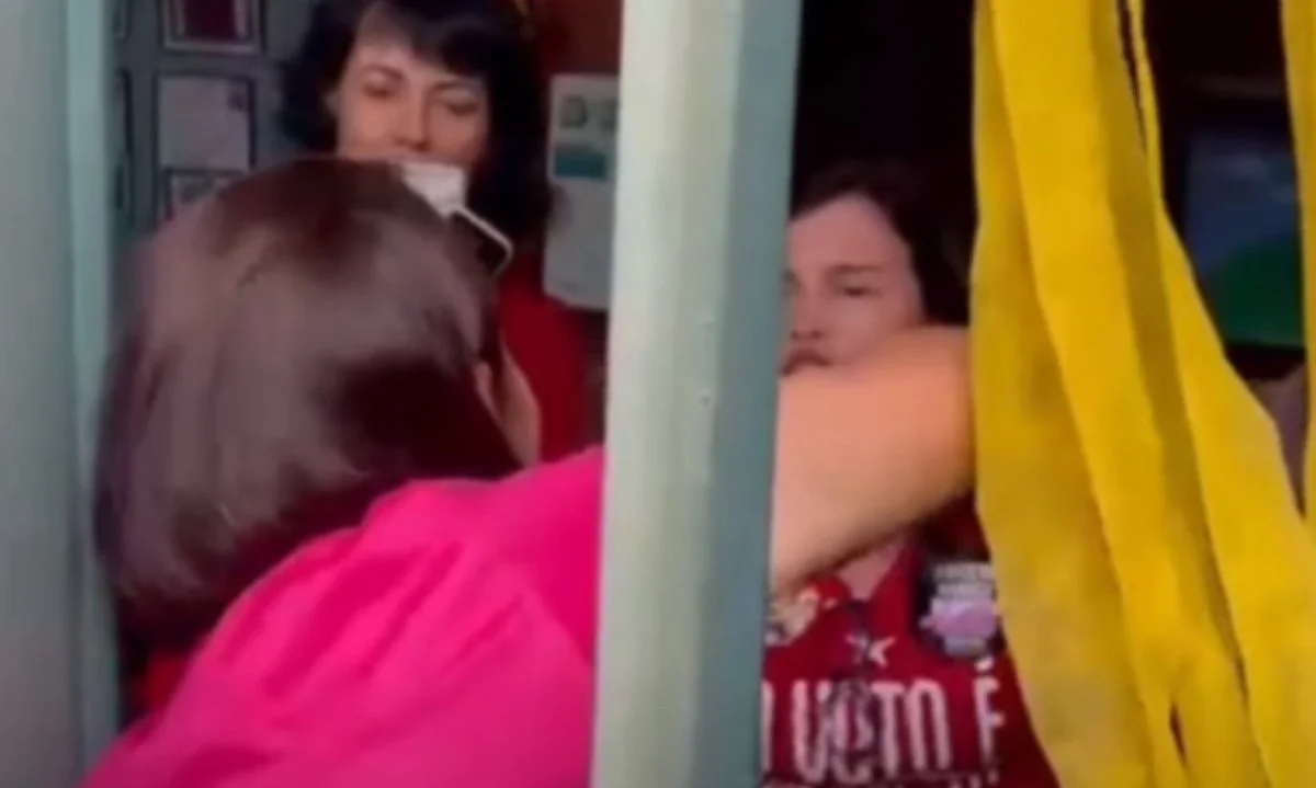 Michelle Bolsonaro é hostilizada durante votação em Brasília e responde: “Te amo em Cristo Jesus”