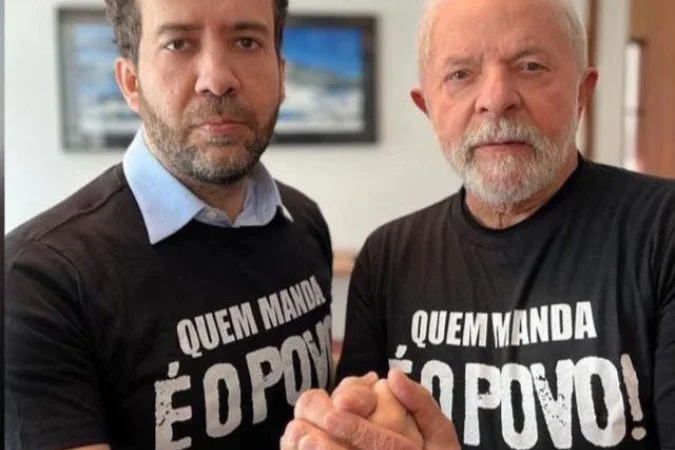Janones cobra liberação do “Exército do Lula”, mas controvérsia sobre mensagens apagadas exige transparência e critérios iguais para todos