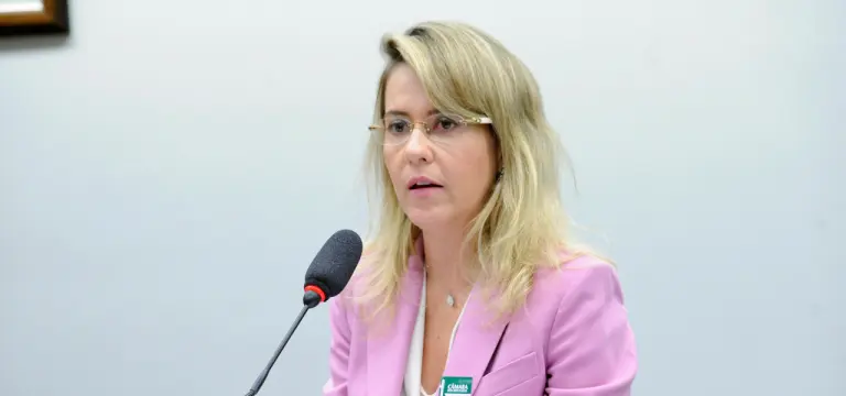 Flávio Bolsonaro condiciona divulgação de sigilos à conferência dos documentos de Lula; advogada cobra transparência real e questiona prazo Flávio Bolsonaro condiciona divulgação de sigilos à conferência dos documentos de Lula; advogada cobra transparência real e questiona prazo
