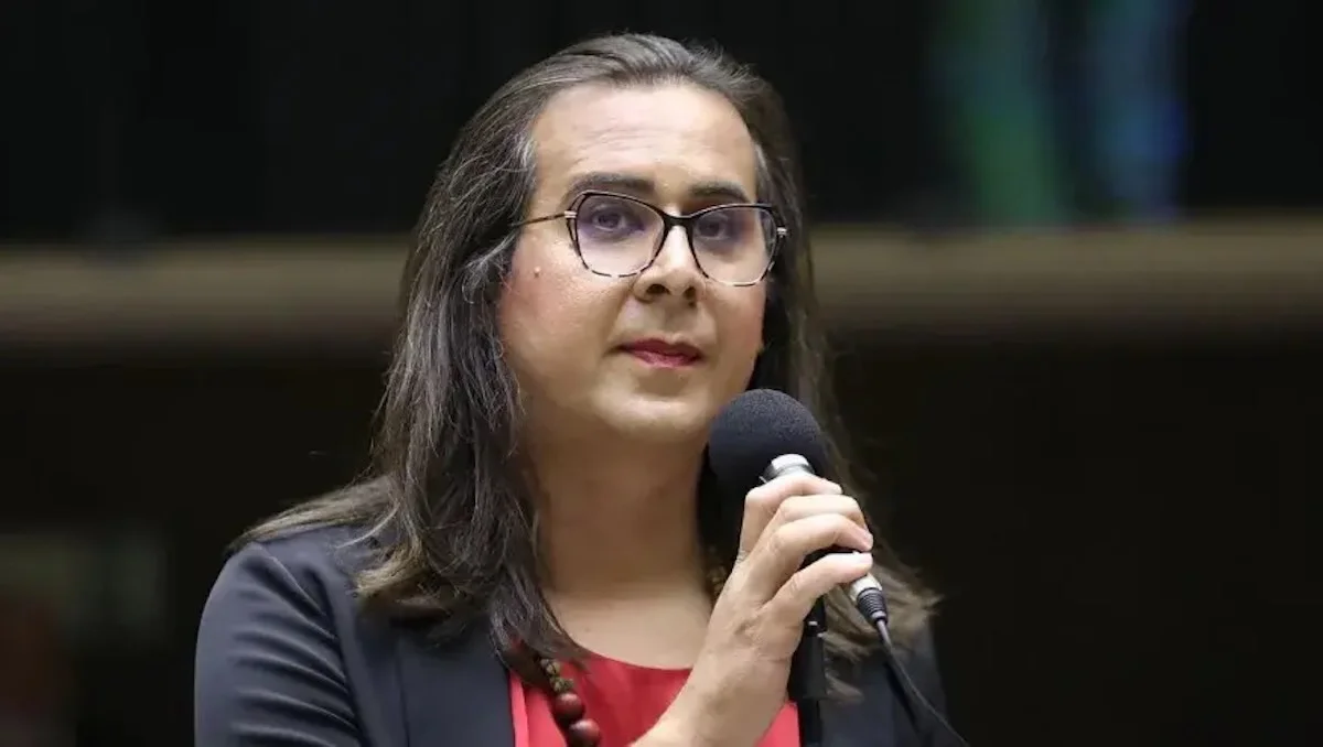 Duda Salabert pede suspensão do salário de Flávio Bolsonaro e cassação do mandato após viagem aos Estados Unidos