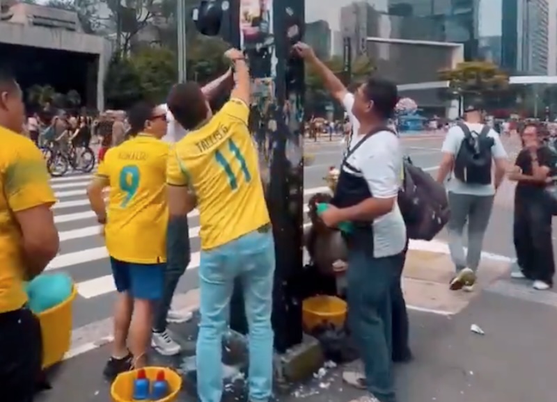 Ato pró-Lula termina com pichações, cartazes e danos em estações de metrô; trabalhadores são mobilizados para limpar a Avenida Paulista
