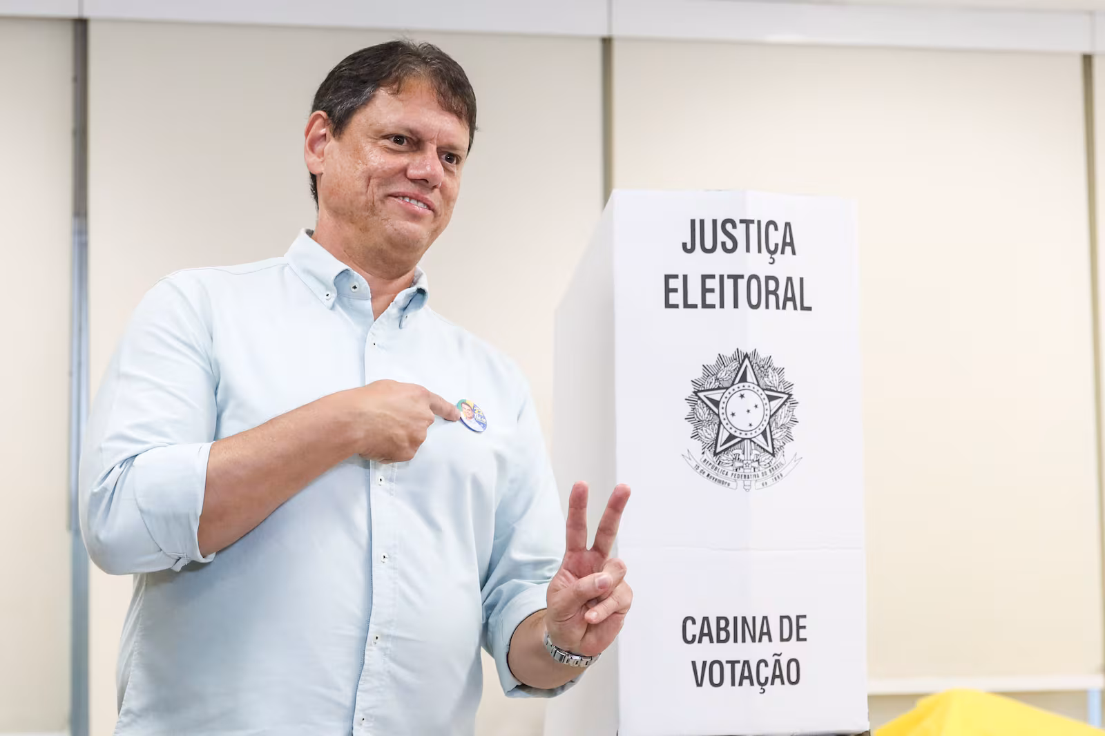 Tarcísio vota em São Paulo, enfrenta aplausos e ofensas e declara confiança na vitória de Flávio Bolsonaro