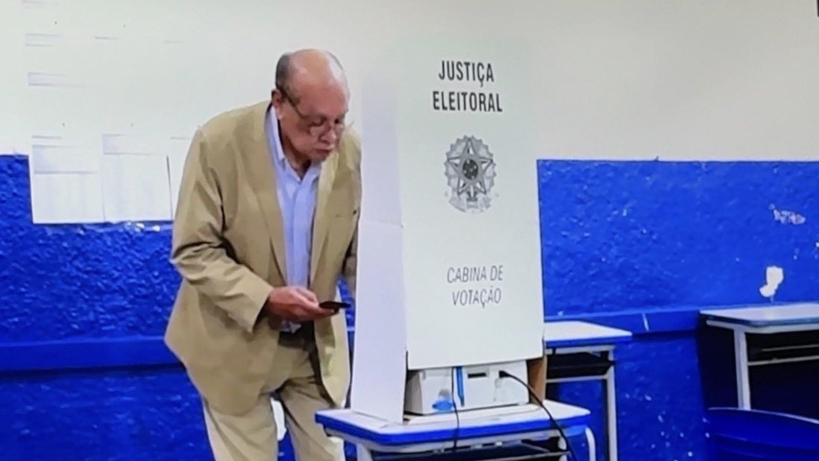Eleitores confundem carteira com celular durante votação de Gilmar Mendes