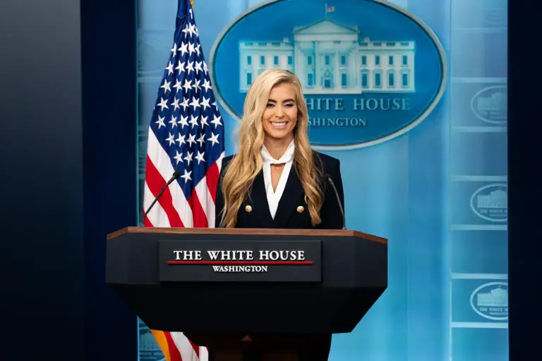 Casa Branca defende nova porta-voz de Trump após questionamentos sobre credenciais profissionais e estreia marcada por críticas Casa Branca defende nova porta-voz de Trump após questionamentos sobre credenciais profissionais e estreia marcada por críticas