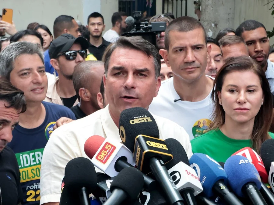 Flávio Bolsonaro vota no Rio e afirma estar “muito preparado” para governar o Brasil