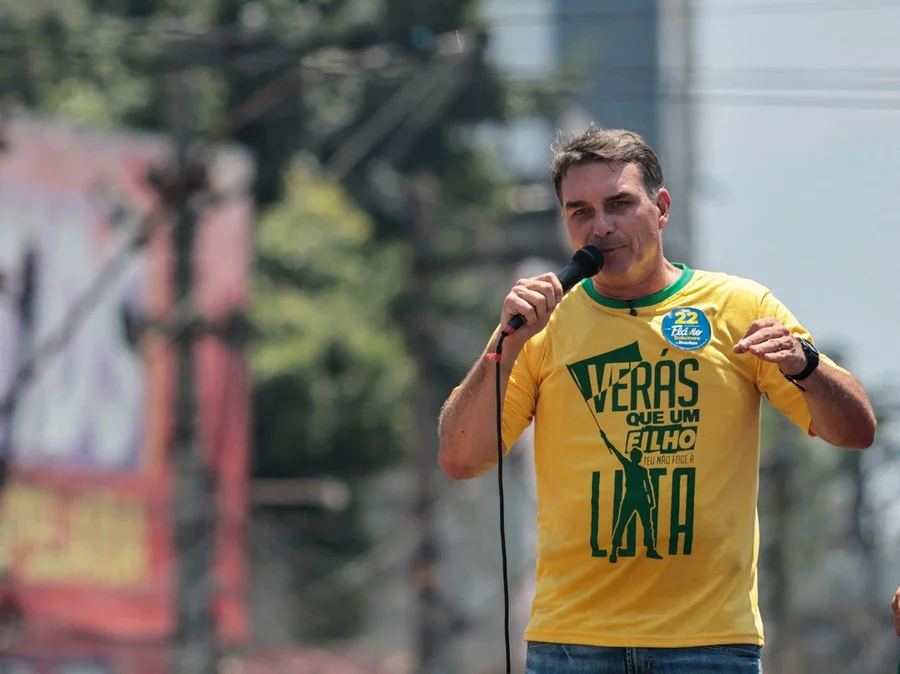 Flávio Bolsonaro promete guerra ao narcotráfico, penas mais duras e redução da maioridade penal