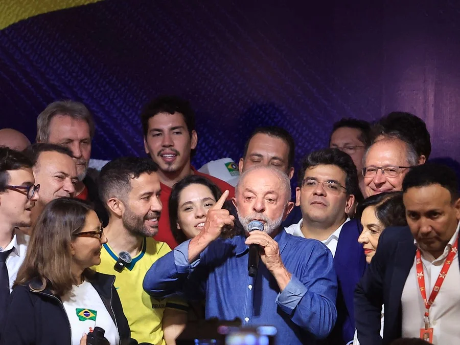 Vitória de Lula provoca forte reação no mercado: dólar dispara, juros futuros sobem e investidores demonstram preocupação com as contas públicas