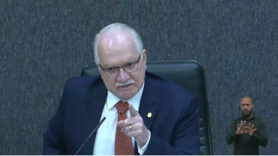 Fachin repreende desembargador no CNJ: “Não lhe concedi a palavra”; rigor com magistrados levanta debate sobre Moraes e Flávio Dino