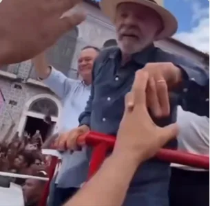 Suposto furto de relógio e aliança de Lula vira alvo de ironias nas redes: nem o comício escapou da polêmica