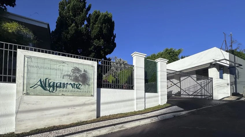 Mansão frequentada por Lulinha em Brasília teve contrato de aluguel assinado por dentista que testemunhou na Lava Jato Mansão frequentada por Lulinha em Brasília teve contrato de aluguel assinado por dentista que testemunhou na Lava Jato