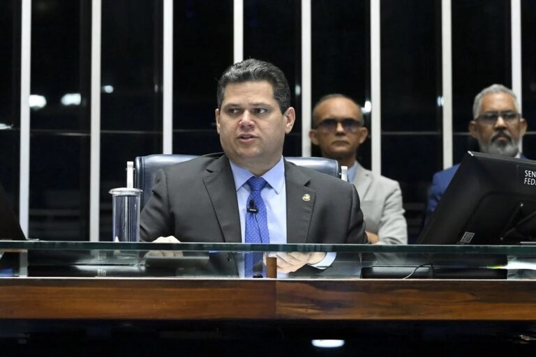 Alcolumbre afirma ter 48 votos para reeleição e rejeita impeachment de Alexandre de Moraes Alcolumbre afirma ter 48 votos para reeleição e rejeita impeachment de Alexandre de Moraes