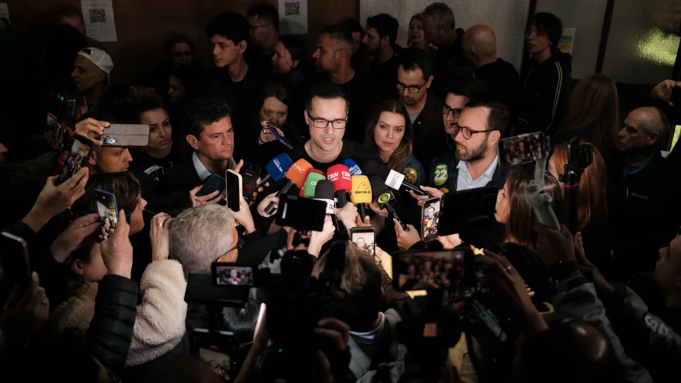 PT do Paraná publica mensagem “Deltan, você é o próximo” e provoca reação de Dallagnol; senador eleito denuncia perseguição política PT do Paraná publica mensagem “Deltan, você é o próximo” e provoca reação de Dallagnol; senador eleito denuncia perseguição política