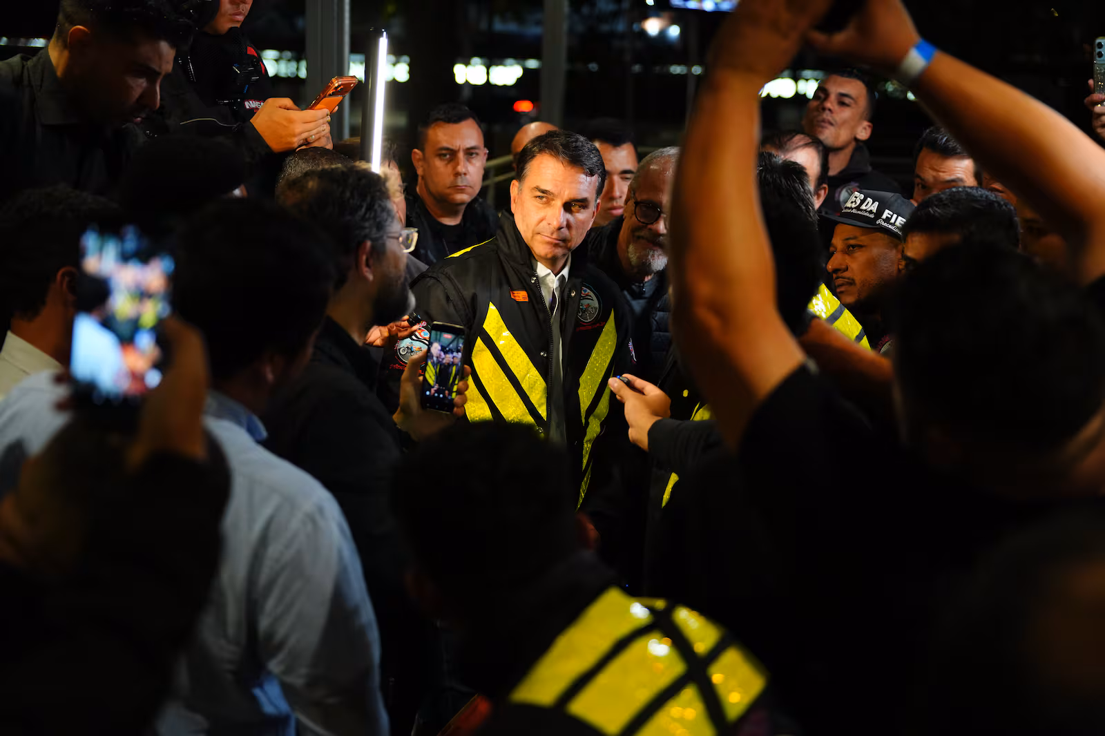 Flávio Bolsonaro se reúne com motoboys em São Paulo, distribui pizzas e promete destravar a Faixa Azul
