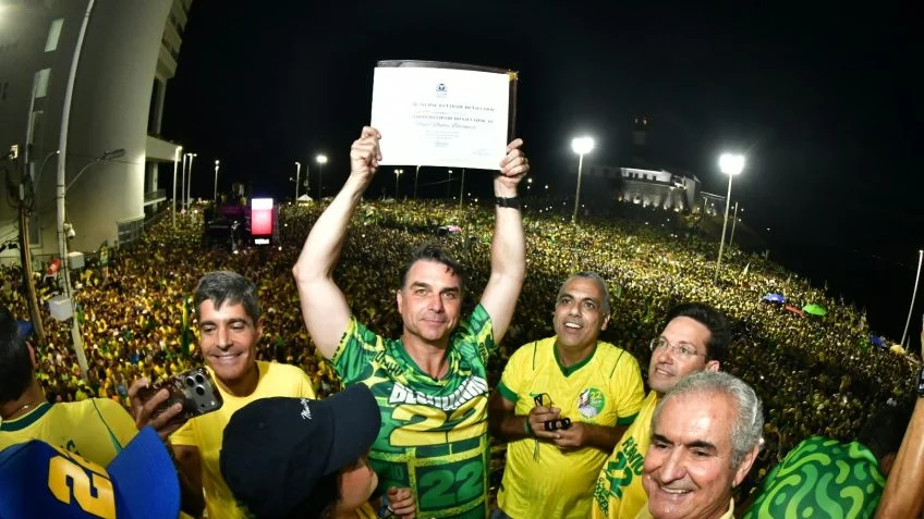 Flávio Bolsonaro reúne apoiadores no Farol da Barra e recebe título de Cidadão de Salvador em ato de campanha