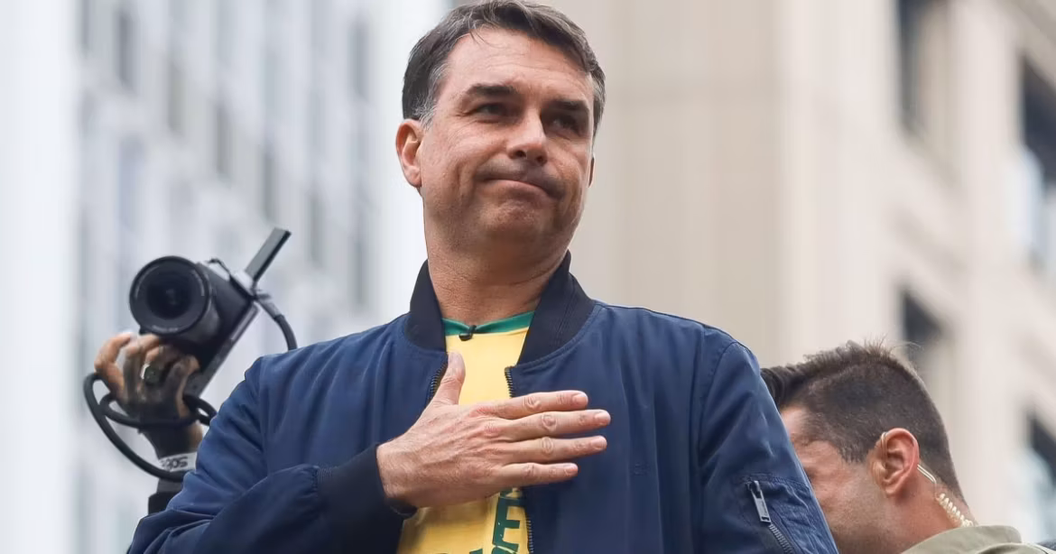 Propaganda de Flávio Bolsonaro em homenagem a Nossa Senhora Aparecida vai ao ar sem som; candidato questiona falha e cobra explicações
