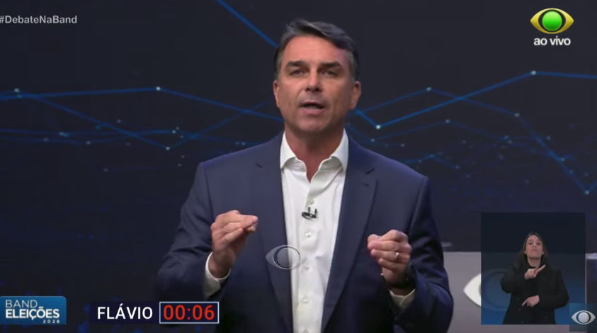 Flávio Bolsonaro promete levar padrão Albert Einstein ao SUS e desafia Lula a discutir a qualidade da saúde pública