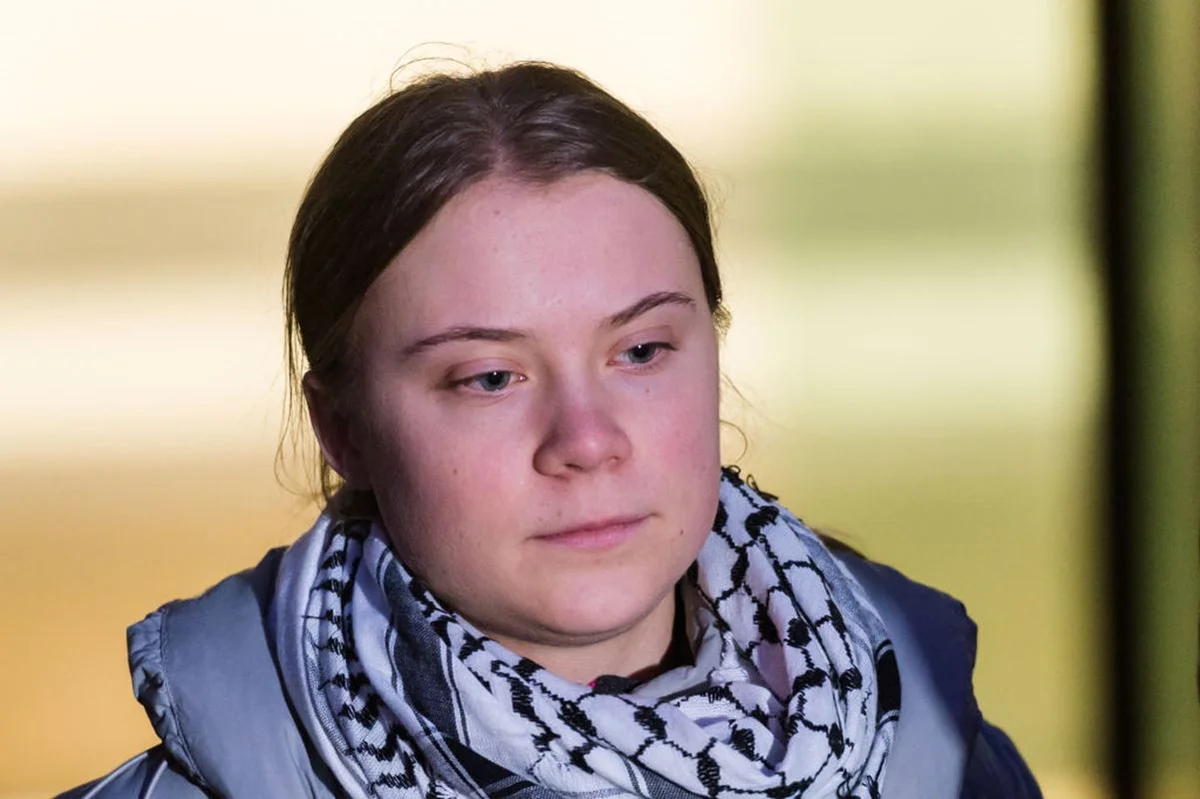 Greta Thunberg critica Flávio Bolsonaro, mas o silêncio sobre Lula também merece questionamento Greta Thunberg critica Flávio Bolsonaro, mas o silêncio sobre Lula também merece questionamento
