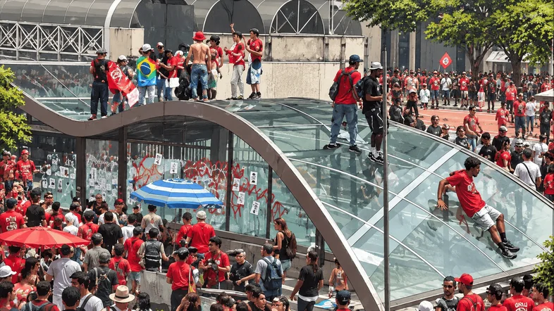 Vandalismo em ato pró-Lula na Avenida Paulista provoca repúdio: estações de metrô são pichadas, grades quebradas e equipes de limpeza entram em ação